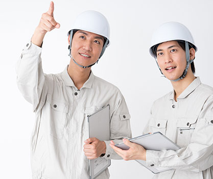 指をさす作業員の画像